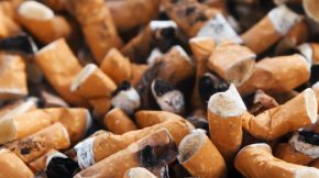 Zigarettenverbot - umweltschädliche Zigarettenstummel